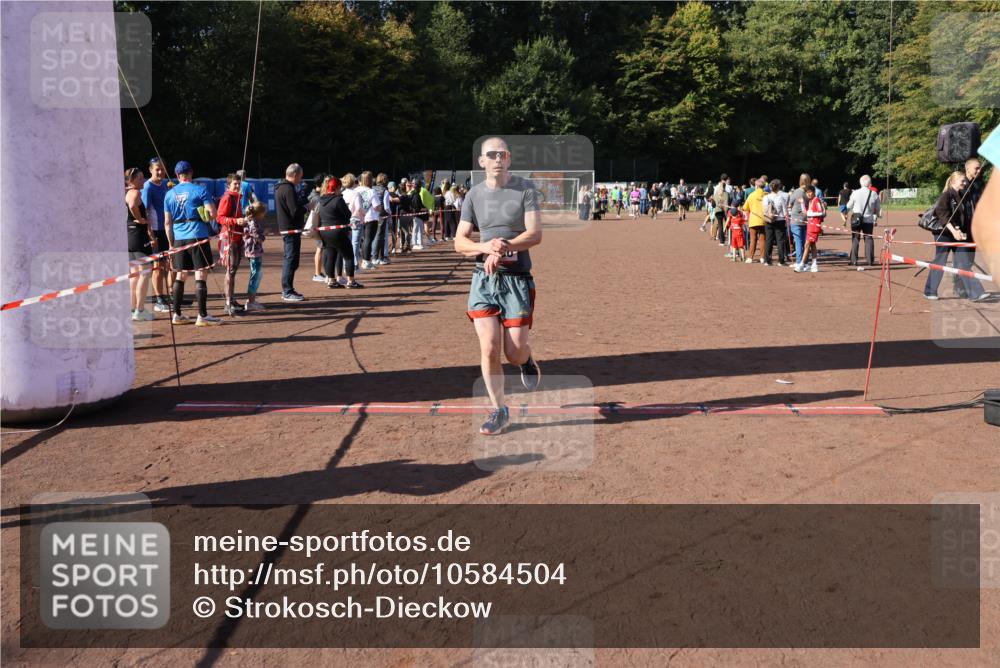 27.09.2026 - 35. Volkslauf durch das schöne Alstertal Strokosch-Dieckow http://msf.ph/oto/10584504 27.09.2026 11:51:37 Ziel 1499, 1500, 1507 meine-sportfotos.de