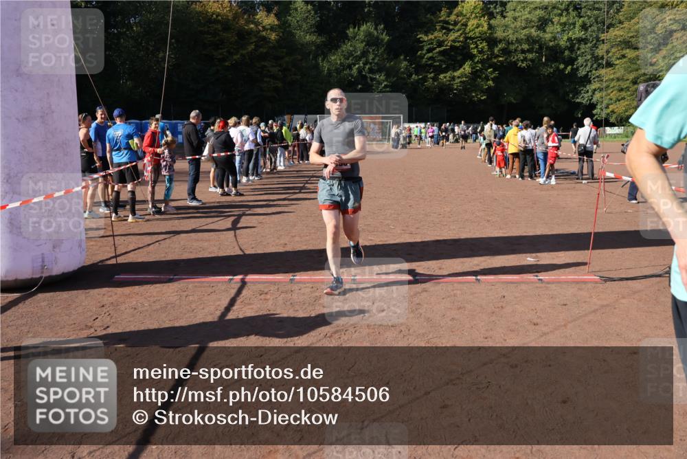 27.09.2026 - 35. Volkslauf durch das schöne Alstertal Strokosch-Dieckow http://msf.ph/oto/10584506 27.09.2026 11:51:37 Ziel 1499, 1500, 1507 meine-sportfotos.de