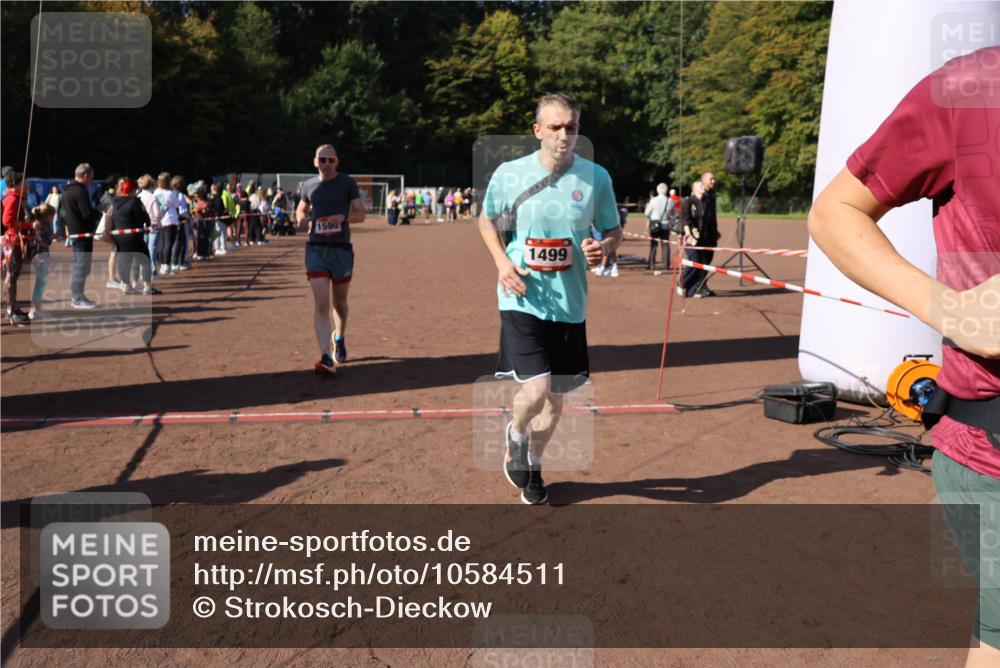 27.09.2026 - 35. Volkslauf durch das schöne Alstertal Strokosch-Dieckow http://msf.ph/oto/10584511 27.09.2026 11:51:36 Ziel 1486, 1499, 1500, 1507, 1519 meine-sportfotos.de