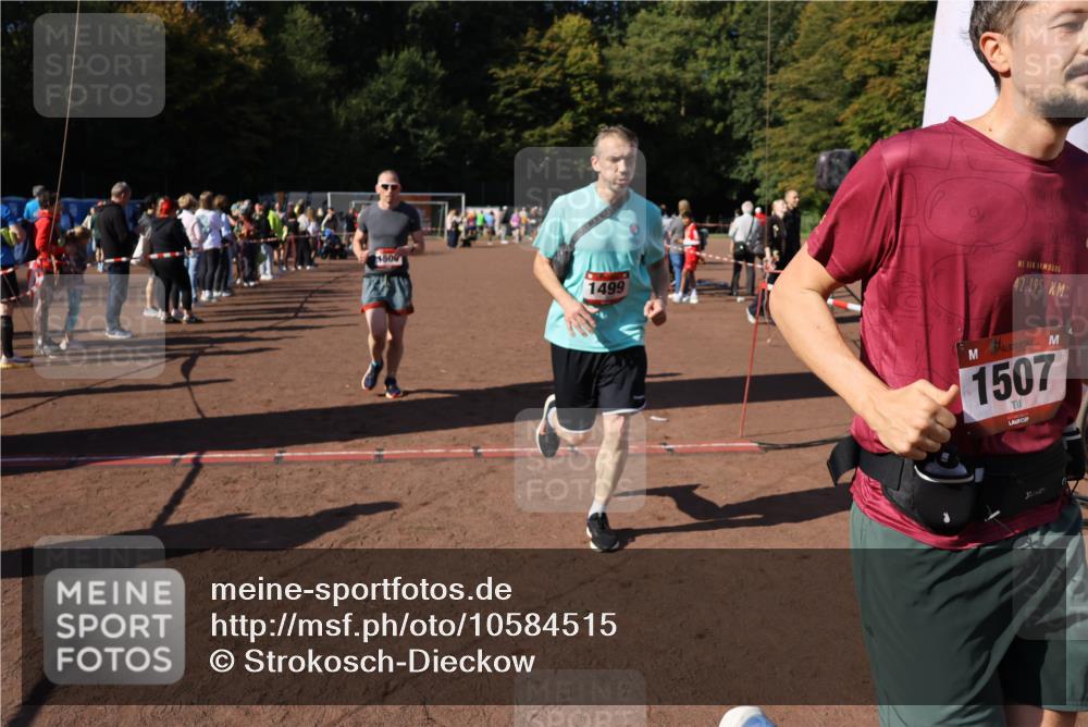 27.09.2026 - 35. Volkslauf durch das schöne Alstertal Strokosch-Dieckow http://msf.ph/oto/10584515 27.09.2026 11:51:36 Ziel 1486, 1499, 1500, 1507, 1519 meine-sportfotos.de