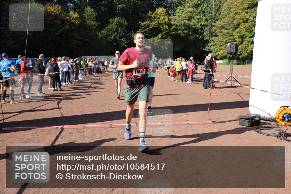 27.09.2026 - 35. Volkslauf durch das schöne Alstertal Strokosch-Dieckow http://msf.ph/oto/10584517 27.09.2026 11:51:35 Ziel 1486, 1499, 1500, 1507, 1519 meine-sportfotos.de