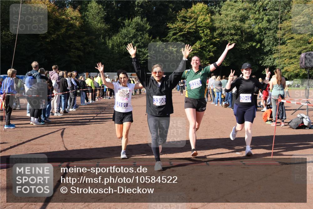 27.09.2026 - 35. Volkslauf durch das schöne Alstertal Strokosch-Dieckow http://msf.ph/oto/10584522 27.09.2026 11:35:56 Ziel 2045, 3087, 3101, 3138, 3228, 3300 meine-sportfotos.de