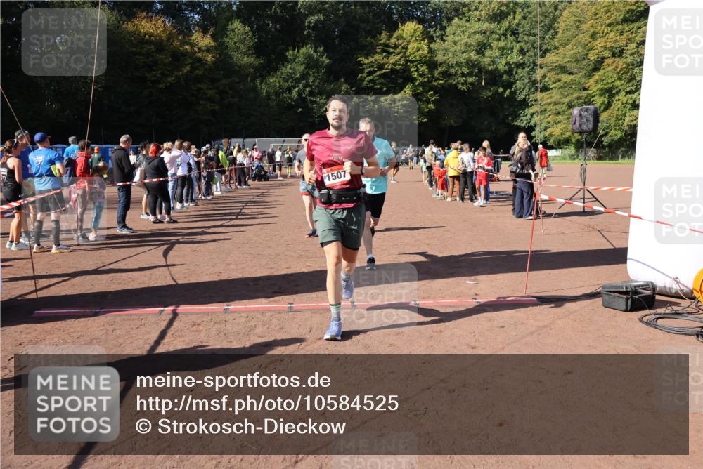 27.09.2026 - 35. Volkslauf durch das schöne Alstertal Strokosch-Dieckow http://msf.ph/oto/10584525 27.09.2026 11:51:35 Ziel 1486, 1499, 1500, 1507, 1519 meine-sportfotos.de