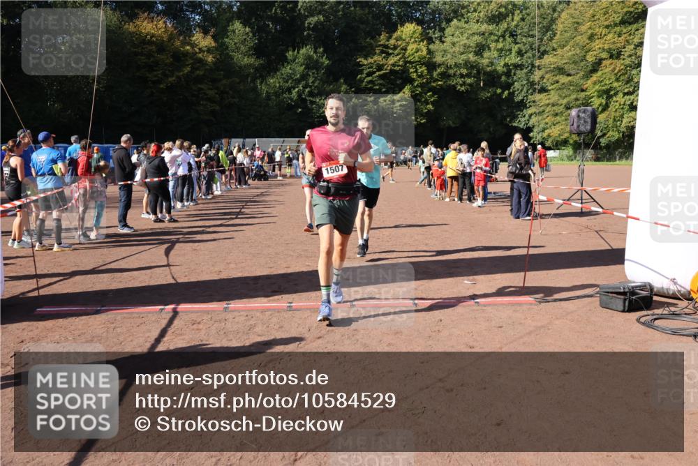 27.09.2026 - 35. Volkslauf durch das schöne Alstertal Strokosch-Dieckow http://msf.ph/oto/10584529 27.09.2026 11:51:35 Ziel 1486, 1499, 1500, 1507, 1519 meine-sportfotos.de