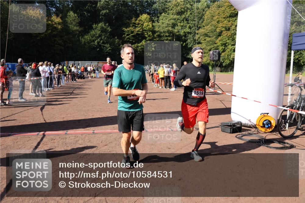 27.09.2026 - 35. Volkslauf durch das schöne Alstertal Strokosch-Dieckow http://msf.ph/oto/10584531 27.09.2026 11:51:33 Ziel 1486, 1499, 1500, 1507, 1519 meine-sportfotos.de