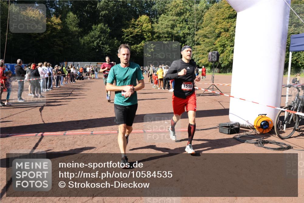 27.09.2026 - 35. Volkslauf durch das schöne Alstertal Strokosch-Dieckow http://msf.ph/oto/10584535 27.09.2026 11:51:33 Ziel 1486, 1499, 1500, 1507, 1519 meine-sportfotos.de