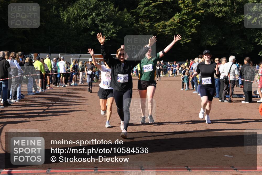 27.09.2026 - 35. Volkslauf durch das schöne Alstertal Strokosch-Dieckow http://msf.ph/oto/10584536 27.09.2026 11:35:55 Ziel 2045, 3087, 3101, 3138, 3228, 3300 meine-sportfotos.de
