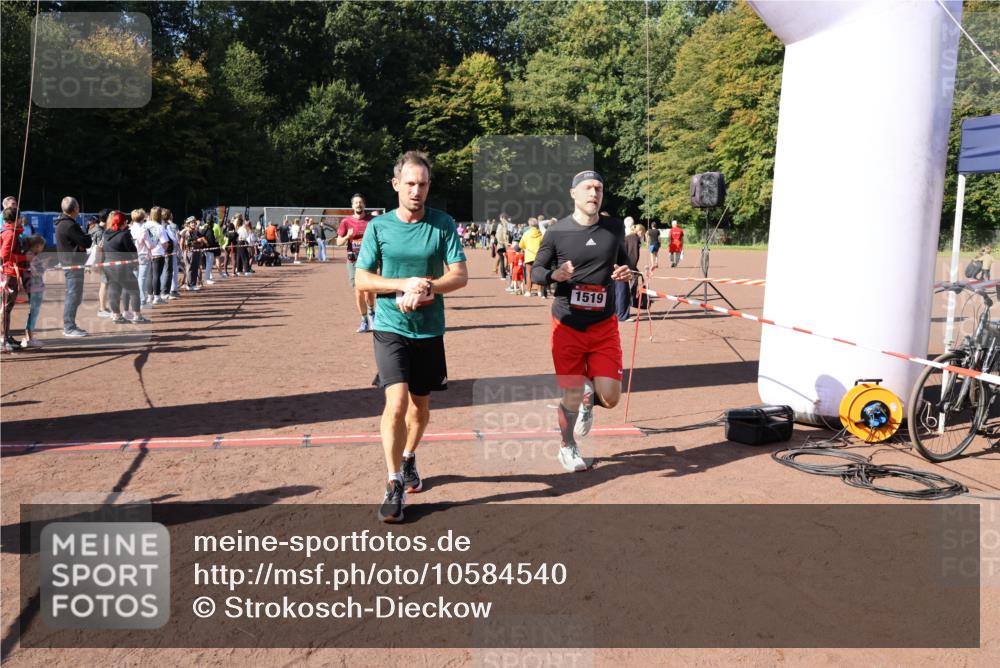 27.09.2026 - 35. Volkslauf durch das schöne Alstertal Strokosch-Dieckow http://msf.ph/oto/10584540 27.09.2026 11:51:33 Ziel 1486, 1499, 1500, 1507, 1519 meine-sportfotos.de
