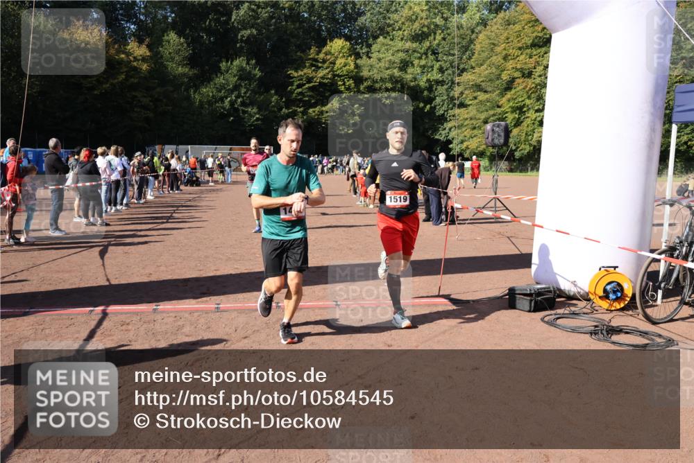 27.09.2026 - 35. Volkslauf durch das schöne Alstertal Strokosch-Dieckow http://msf.ph/oto/10584545 27.09.2026 11:51:32 Ziel 1486, 1499, 1500, 1507, 1519 meine-sportfotos.de