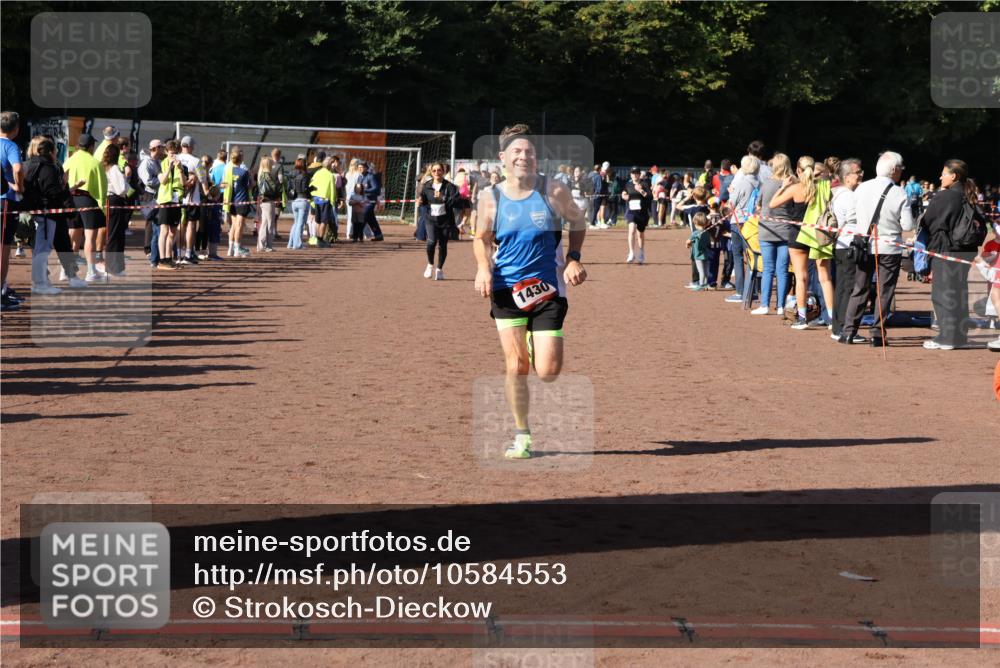 27.09.2026 - 35. Volkslauf durch das schöne Alstertal Strokosch-Dieckow http://msf.ph/oto/10584553 27.09.2026 11:35:48 Ziel 1430, 2045, 3101, 3228, 3300 meine-sportfotos.de