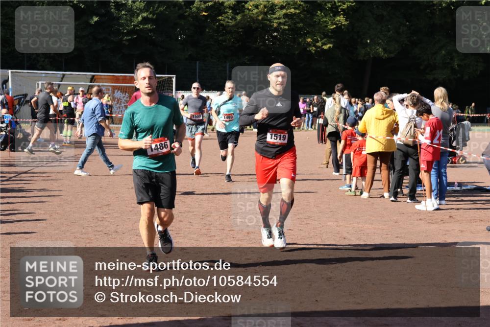27.09.2026 - 35. Volkslauf durch das schöne Alstertal Strokosch-Dieckow http://msf.ph/oto/10584554 27.09.2026 11:51:31 Ziel 1486, 1499, 1500, 1507, 1519 meine-sportfotos.de