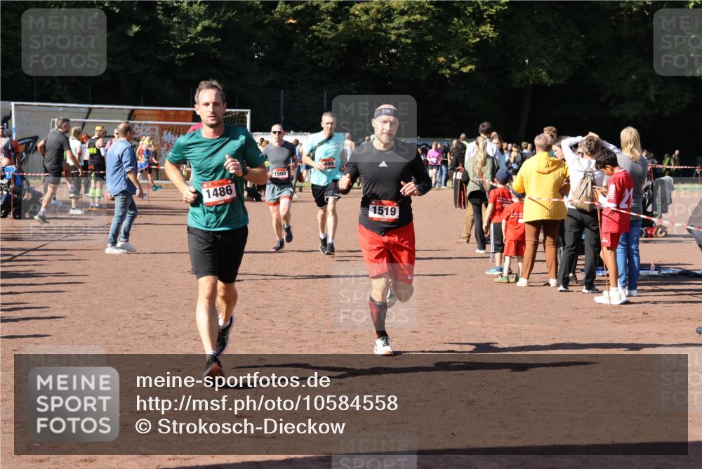 27.09.2026 - 35. Volkslauf durch das schöne Alstertal Strokosch-Dieckow http://msf.ph/oto/10584558 27.09.2026 11:51:30 Ziel 1486, 1499, 1500, 1507, 1519 meine-sportfotos.de