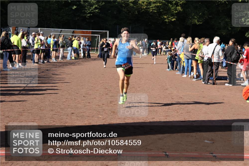 27.09.2026 - 35. Volkslauf durch das schöne Alstertal Strokosch-Dieckow http://msf.ph/oto/10584559 27.09.2026 11:35:47 Ziel 1430, 3300 meine-sportfotos.de
