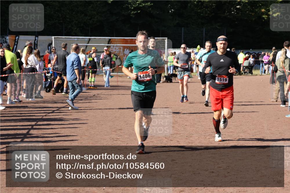 27.09.2026 - 35. Volkslauf durch das schöne Alstertal Strokosch-Dieckow http://msf.ph/oto/10584560 27.09.2026 11:51:30 Ziel 1486, 1499, 1500, 1507, 1519 meine-sportfotos.de