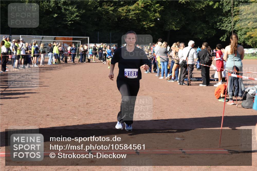 27.09.2026 - 35. Volkslauf durch das schöne Alstertal Strokosch-Dieckow http://msf.ph/oto/10584561 27.09.2026 11:35:42 Ziel 1430, 3181, 3416 meine-sportfotos.de