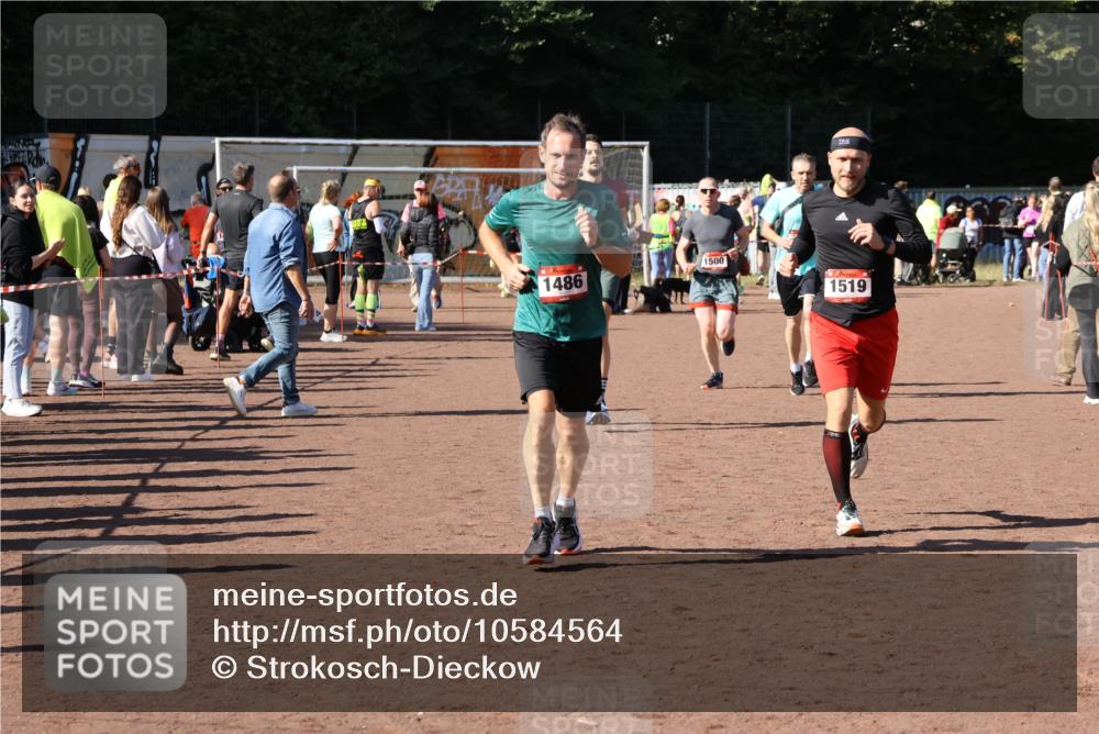 27.09.2026 - 35. Volkslauf durch das schöne Alstertal Strokosch-Dieckow http://msf.ph/oto/10584564 27.09.2026 11:51:30 Ziel 1486, 1499, 1500, 1507, 1519 meine-sportfotos.de