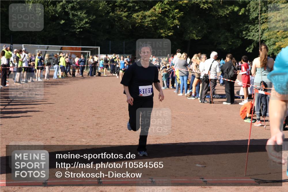 27.09.2026 - 35. Volkslauf durch das schöne Alstertal Strokosch-Dieckow http://msf.ph/oto/10584565 27.09.2026 11:35:42 Ziel 1430, 3181, 3416 meine-sportfotos.de