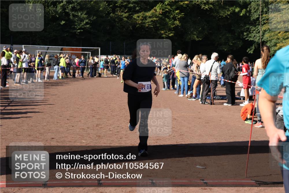 27.09.2026 - 35. Volkslauf durch das schöne Alstertal Strokosch-Dieckow http://msf.ph/oto/10584567 27.09.2026 11:35:42 Ziel 1430, 3181, 3416 meine-sportfotos.de