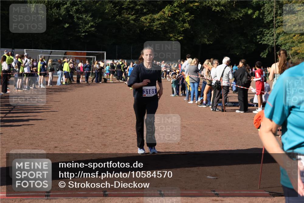 27.09.2026 - 35. Volkslauf durch das schöne Alstertal Strokosch-Dieckow http://msf.ph/oto/10584570 27.09.2026 11:35:42 Ziel 1430, 3181, 3416 meine-sportfotos.de