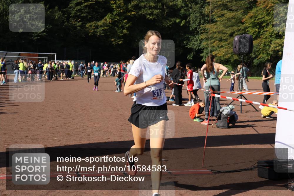 27.09.2026 - 35. Volkslauf durch das schöne Alstertal Strokosch-Dieckow http://msf.ph/oto/10584583 27.09.2026 11:35:32 Ziel 3131, 3303, 3416 meine-sportfotos.de
