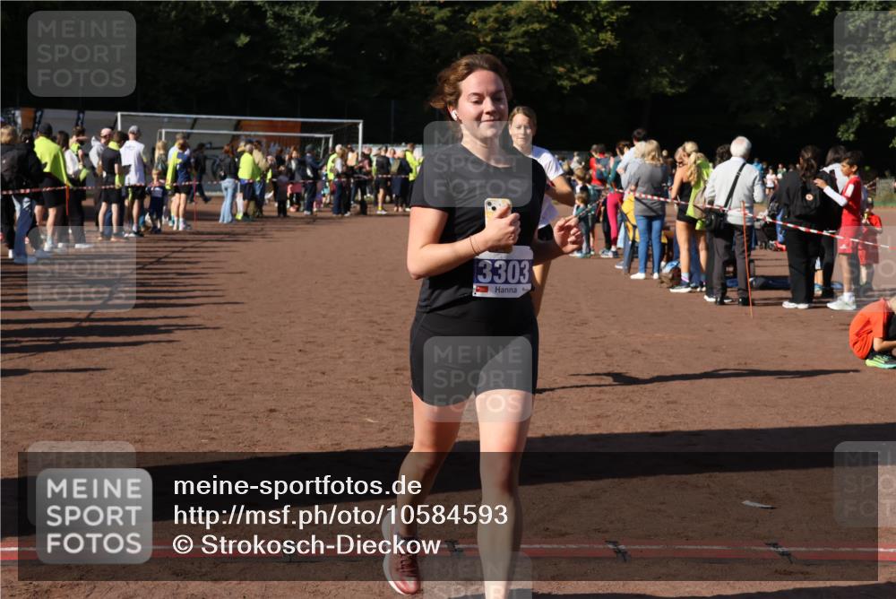 27.09.2026 - 35. Volkslauf durch das schöne Alstertal Strokosch-Dieckow http://msf.ph/oto/10584593 27.09.2026 11:35:31 Ziel 1429, 3131, 3303 meine-sportfotos.de