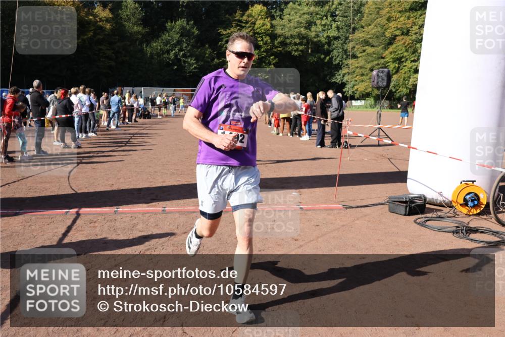 27.09.2026 - 35. Volkslauf durch das schöne Alstertal Strokosch-Dieckow http://msf.ph/oto/10584597 27.09.2026 11:51:24 Ziel 1129, 1486, 1492, 1496, 1519 meine-sportfotos.de