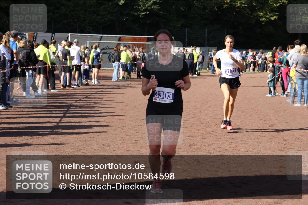 27.09.2026 - 35. Volkslauf durch das schöne Alstertal Strokosch-Dieckow http://msf.ph/oto/10584598 27.09.2026 11:35:30 Ziel 1429, 3131, 3271, 3303 meine-sportfotos.de