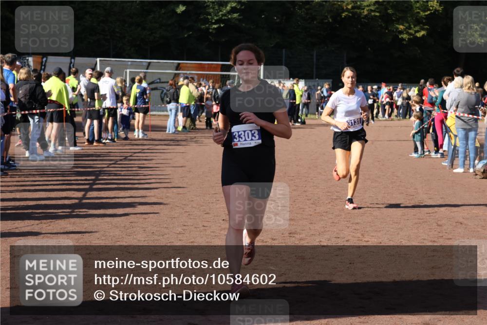 27.09.2026 - 35. Volkslauf durch das schöne Alstertal Strokosch-Dieckow http://msf.ph/oto/10584602 27.09.2026 11:35:30 Ziel 1429, 3131, 3271, 3303 meine-sportfotos.de