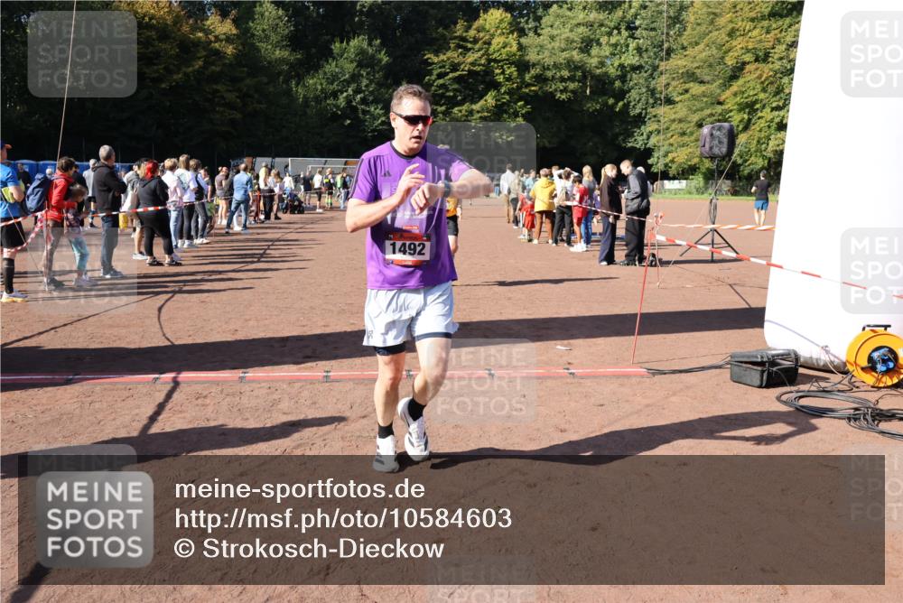 27.09.2026 - 35. Volkslauf durch das schöne Alstertal Strokosch-Dieckow http://msf.ph/oto/10584603 27.09.2026 11:51:24 Ziel 1129, 1486, 1492, 1496, 1519 meine-sportfotos.de
