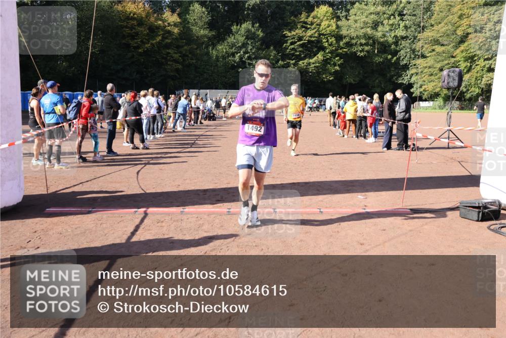 27.09.2026 - 35. Volkslauf durch das schöne Alstertal Strokosch-Dieckow http://msf.ph/oto/10584615 27.09.2026 11:51:24 Ziel 1129, 1486, 1492, 1496, 1519 meine-sportfotos.de