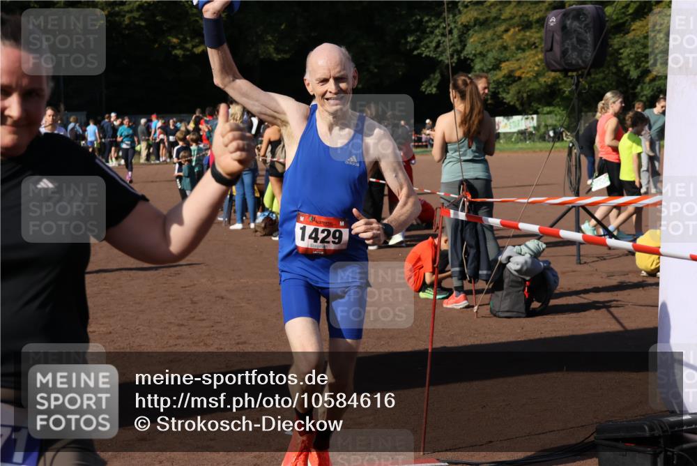 27.09.2026 - 35. Volkslauf durch das schöne Alstertal Strokosch-Dieckow http://msf.ph/oto/10584616 27.09.2026 11:35:27 Ziel 1429, 3131, 3271, 3303 meine-sportfotos.de