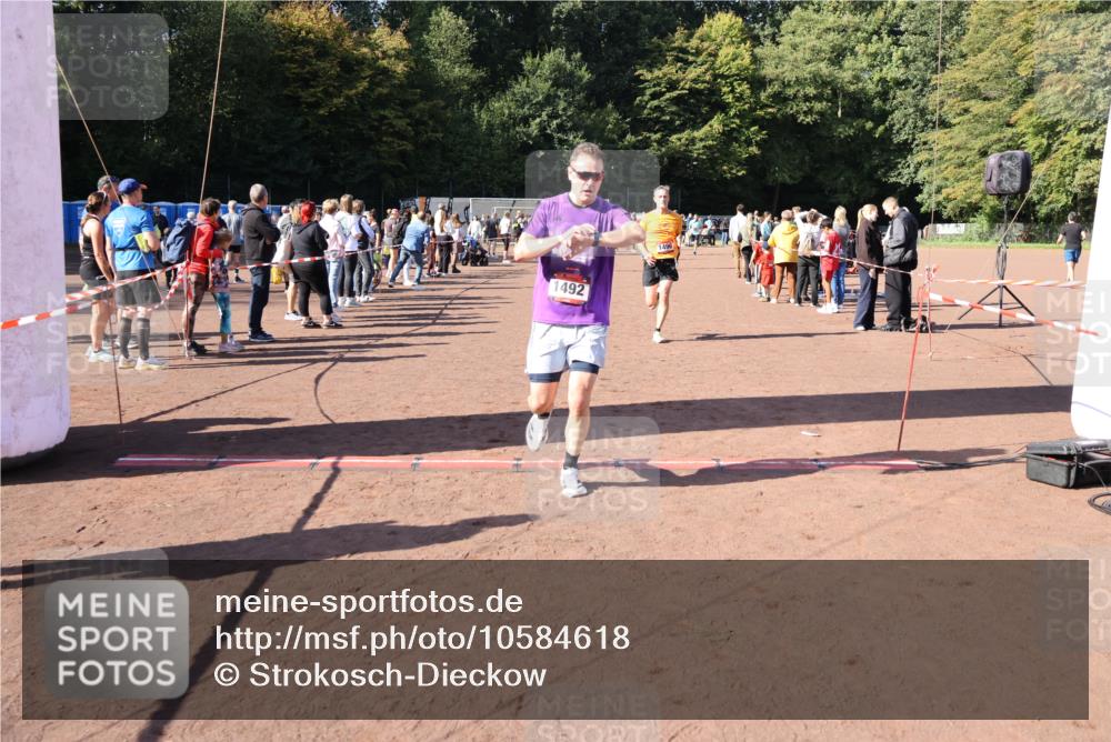 27.09.2026 - 35. Volkslauf durch das schöne Alstertal Strokosch-Dieckow http://msf.ph/oto/10584618 27.09.2026 11:51:24 Ziel 1129, 1486, 1492, 1496, 1519 meine-sportfotos.de