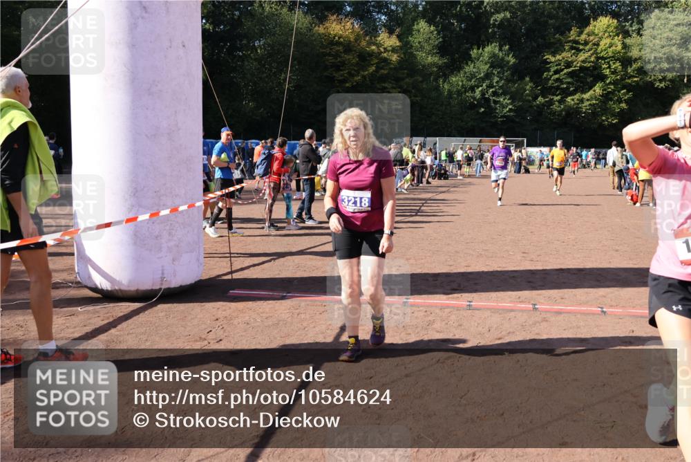 27.09.2026 - 35. Volkslauf durch das schöne Alstertal Strokosch-Dieckow http://msf.ph/oto/10584624 27.09.2026 11:51:21 Ziel 1129, 1492, 1496, 3023, 3218 meine-sportfotos.de
