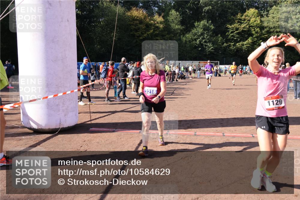 27.09.2026 - 35. Volkslauf durch das schöne Alstertal Strokosch-Dieckow http://msf.ph/oto/10584629 27.09.2026 11:51:21 Ziel 1129, 1492, 1496, 3023, 3218 meine-sportfotos.de