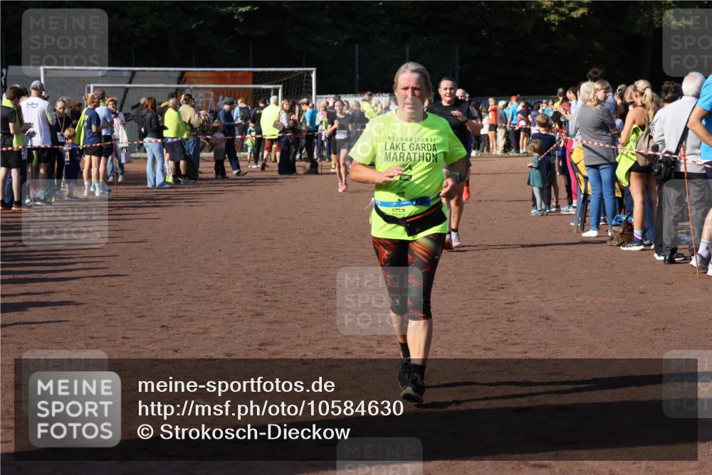 27.09.2026 - 35. Volkslauf durch das schöne Alstertal Strokosch-Dieckow http://msf.ph/oto/10584630 27.09.2026 11:35:21 Ziel 1429, 3271, 3349 meine-sportfotos.de
