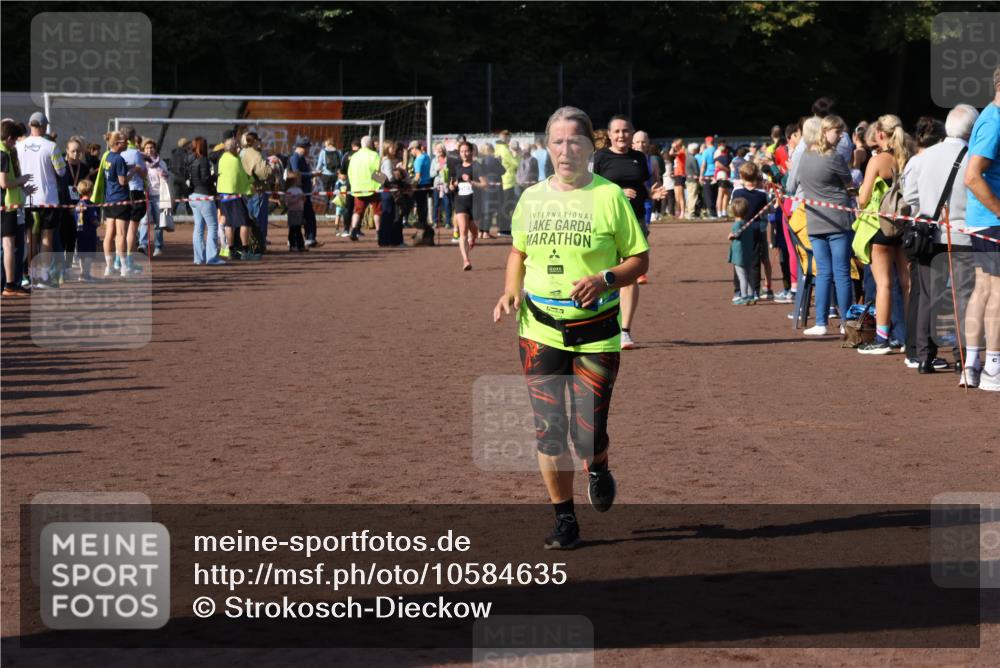 27.09.2026 - 35. Volkslauf durch das schöne Alstertal Strokosch-Dieckow http://msf.ph/oto/10584635 27.09.2026 11:35:21 Ziel 1429, 3271, 3349 meine-sportfotos.de