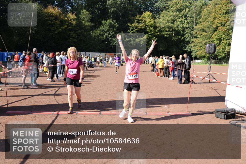 27.09.2026 - 35. Volkslauf durch das schöne Alstertal Strokosch-Dieckow http://msf.ph/oto/10584636 27.09.2026 11:51:20 Ziel 1129, 1492, 1496, 3023, 3218 meine-sportfotos.de