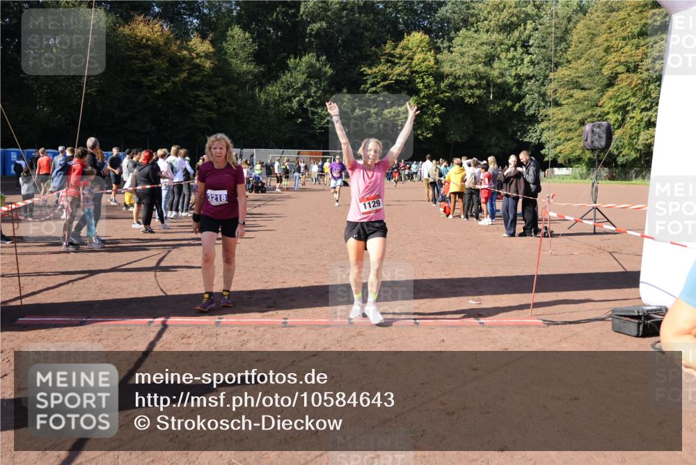 27.09.2026 - 35. Volkslauf durch das schöne Alstertal Strokosch-Dieckow http://msf.ph/oto/10584643 27.09.2026 11:51:20 Ziel 1129, 1492, 1496, 3023, 3218 meine-sportfotos.de
