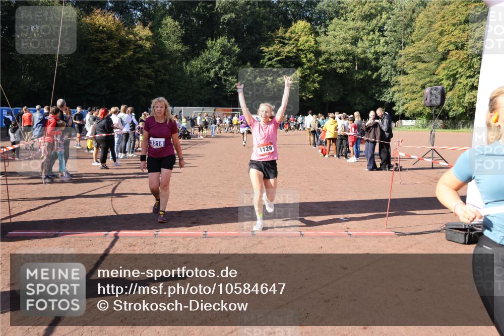 27.09.2026 - 35. Volkslauf durch das schöne Alstertal Strokosch-Dieckow http://msf.ph/oto/10584647 27.09.2026 11:51:20 Ziel 1129, 1492, 1496, 3023, 3218 meine-sportfotos.de