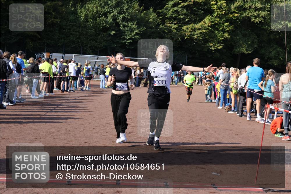 27.09.2026 - 35. Volkslauf durch das schöne Alstertal Strokosch-Dieckow http://msf.ph/oto/10584651 27.09.2026 11:35:14 Ziel 3079, 3080, 3349 meine-sportfotos.de