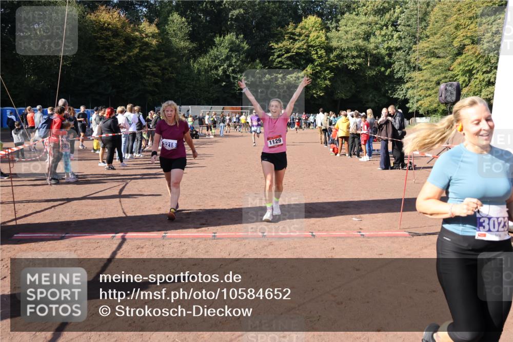 27.09.2026 - 35. Volkslauf durch das schöne Alstertal Strokosch-Dieckow http://msf.ph/oto/10584652 27.09.2026 11:51:20 Ziel 1129, 1492, 1496, 3023, 3218 meine-sportfotos.de
