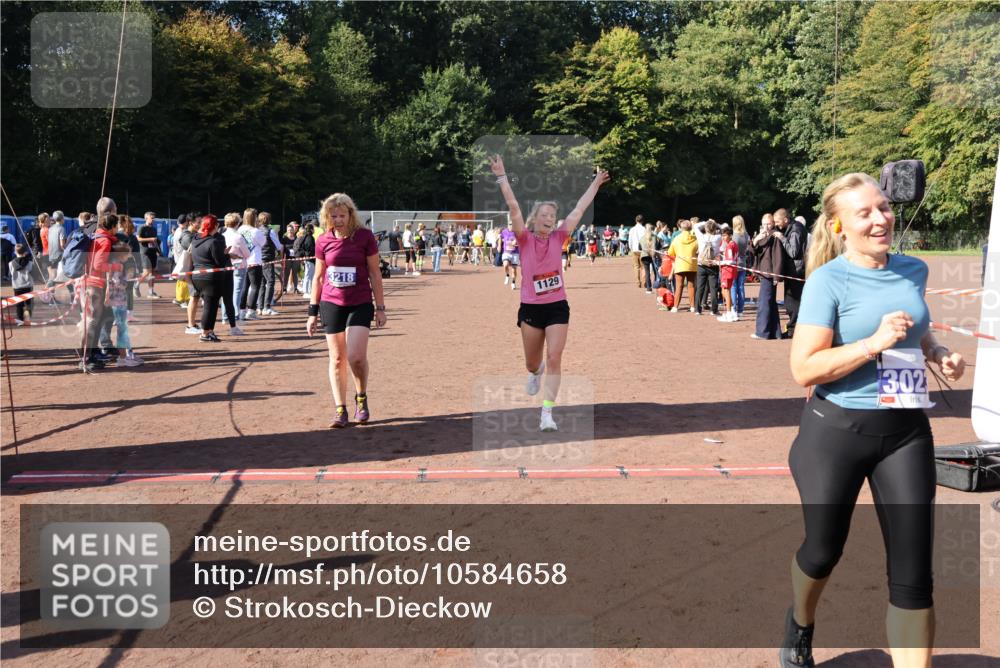 27.09.2026 - 35. Volkslauf durch das schöne Alstertal Strokosch-Dieckow http://msf.ph/oto/10584658 27.09.2026 11:51:19 Ziel 1129, 1492, 1496, 3023, 3218 meine-sportfotos.de
