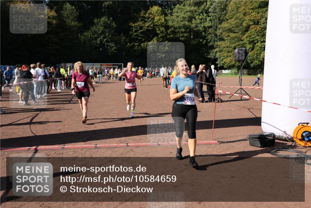 27.09.2026 - 35. Volkslauf durch das schöne Alstertal Strokosch-Dieckow http://msf.ph/oto/10584659 27.09.2026 11:51:19 Ziel 1129, 1492, 1496, 3023, 3218 meine-sportfotos.de