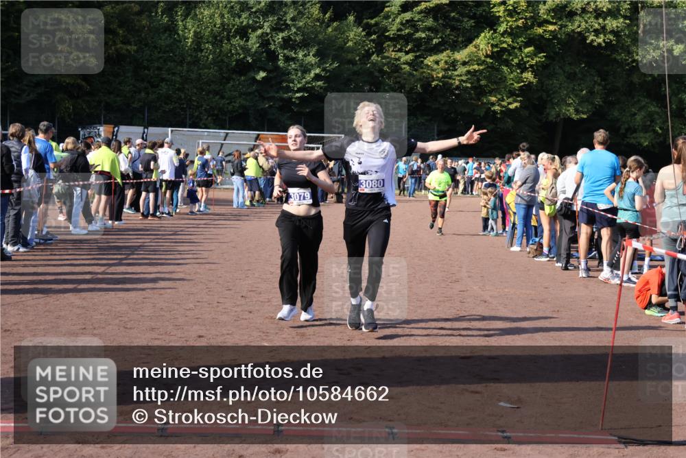 27.09.2026 - 35. Volkslauf durch das schöne Alstertal Strokosch-Dieckow http://msf.ph/oto/10584662 27.09.2026 11:35:13 Ziel 3079, 3080 meine-sportfotos.de