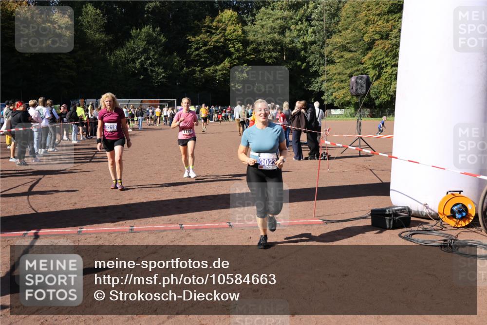 27.09.2026 - 35. Volkslauf durch das schöne Alstertal Strokosch-Dieckow http://msf.ph/oto/10584663 27.09.2026 11:51:19 Ziel 1129, 1492, 1496, 3023, 3218 meine-sportfotos.de
