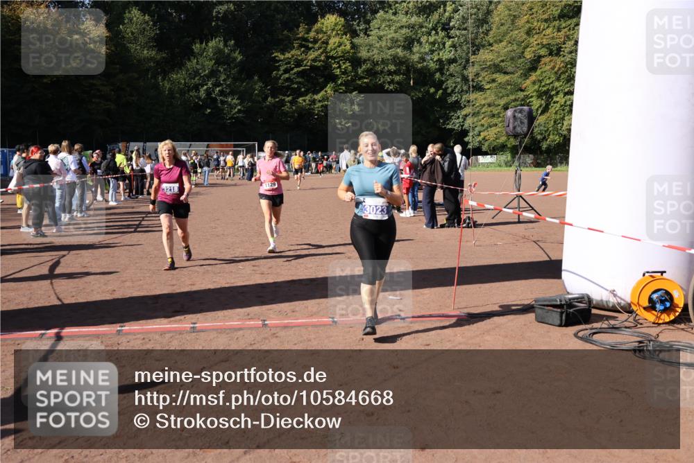 27.09.2026 - 35. Volkslauf durch das schöne Alstertal Strokosch-Dieckow http://msf.ph/oto/10584668 27.09.2026 11:51:18 Ziel 1129, 1492, 1496, 3023, 3218 meine-sportfotos.de