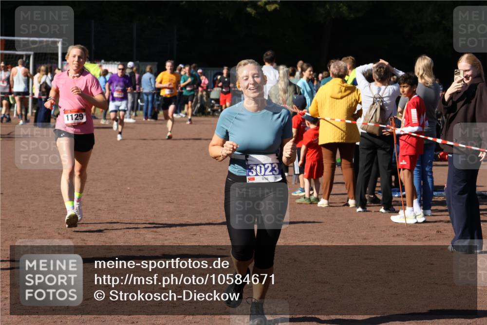 27.09.2026 - 35. Volkslauf durch das schöne Alstertal Strokosch-Dieckow http://msf.ph/oto/10584671 27.09.2026 11:51:17 Ziel 1129, 1492, 1496, 3023, 3218 meine-sportfotos.de