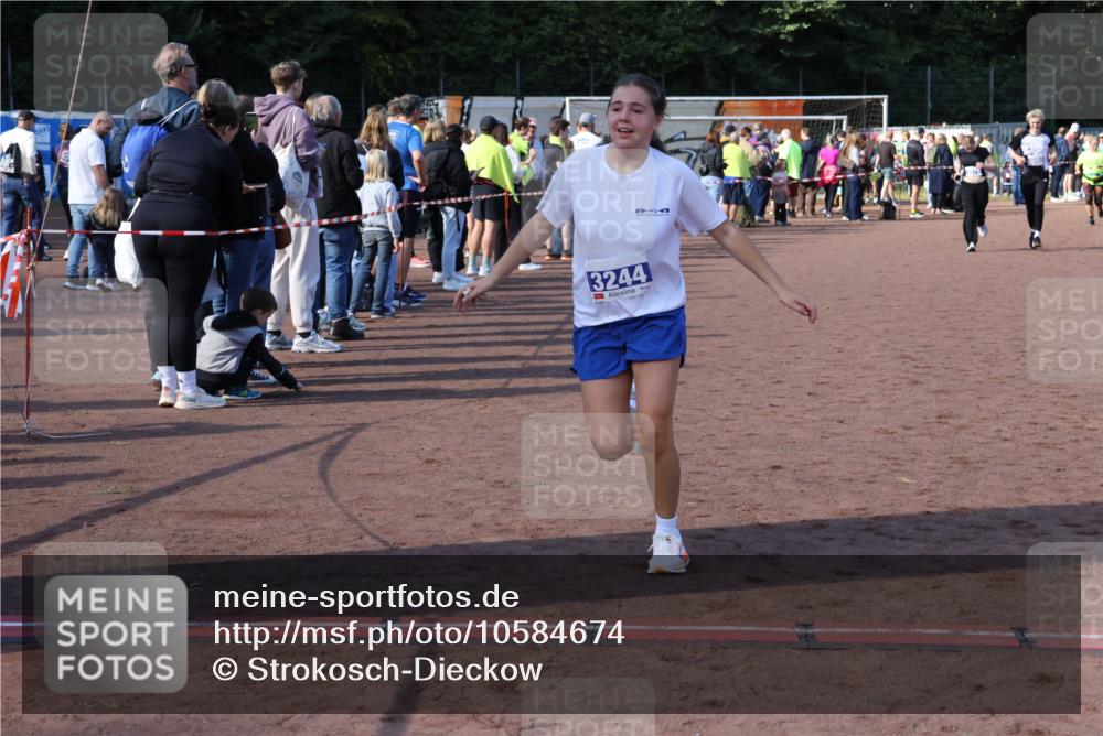 27.09.2026 - 35. Volkslauf durch das schöne Alstertal Strokosch-Dieckow http://msf.ph/oto/10584674 27.09.2026 11:35:06 Ziel 3079, 3080, 3132, 3244 meine-sportfotos.de