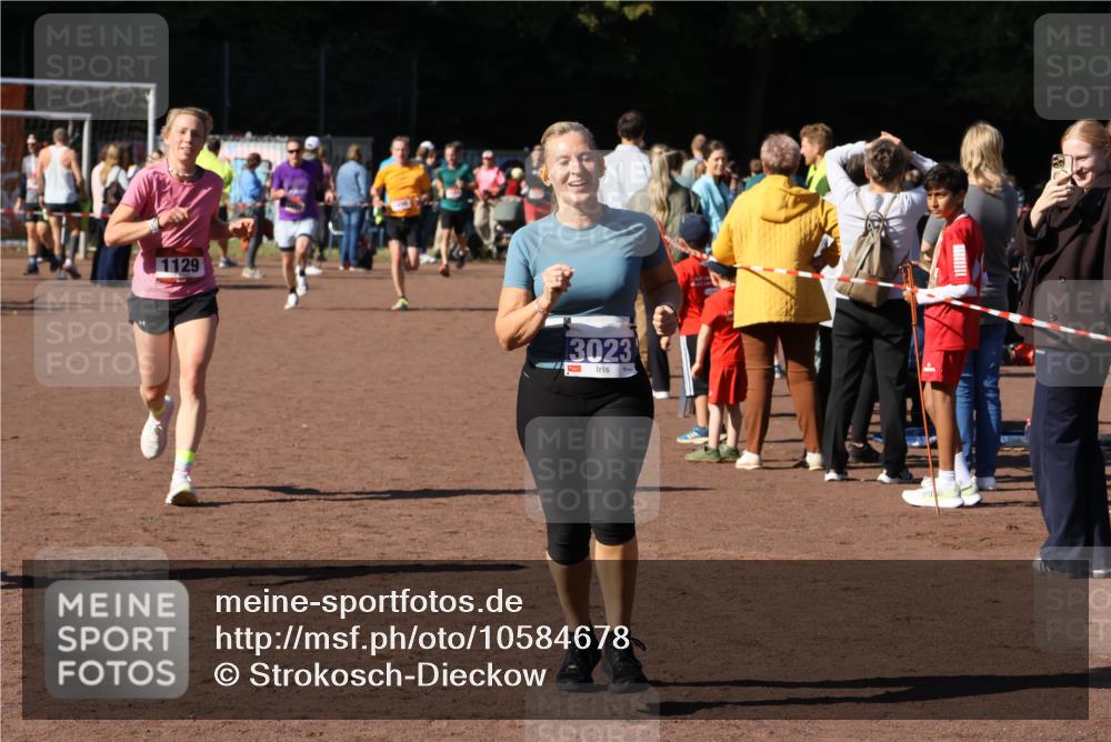 27.09.2026 - 35. Volkslauf durch das schöne Alstertal Strokosch-Dieckow http://msf.ph/oto/10584678 27.09.2026 11:51:17 Ziel 1129, 1492, 1496, 3023, 3218 meine-sportfotos.de