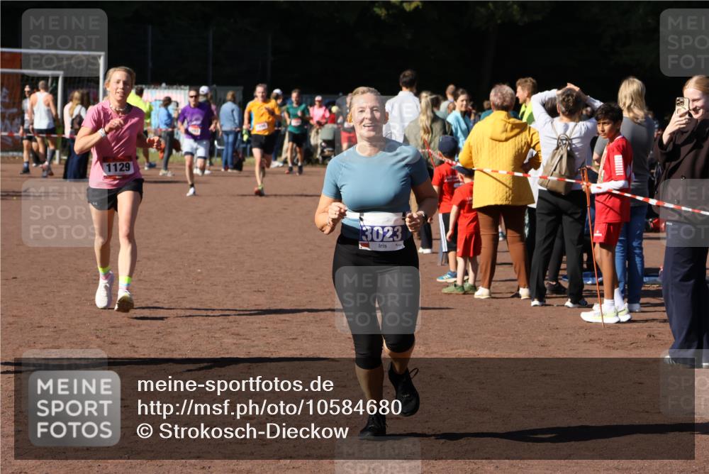 27.09.2026 - 35. Volkslauf durch das schöne Alstertal Strokosch-Dieckow http://msf.ph/oto/10584680 27.09.2026 11:51:17 Ziel 1129, 1492, 1496, 3023, 3218 meine-sportfotos.de